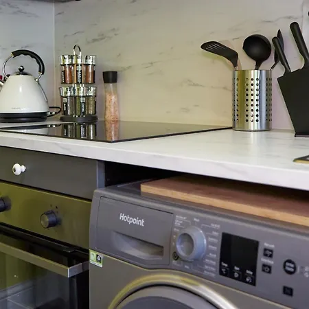 Luxury Holiday Elizabeth Line Apartment