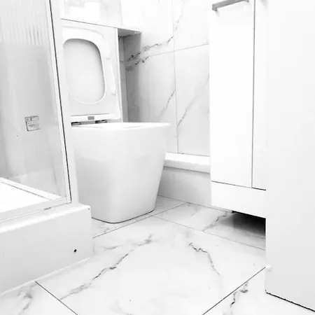 Ensuite With Kitchen Modern Large Double-bed In Zone 2