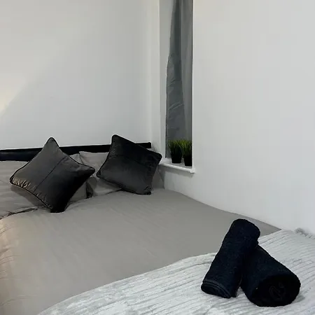 Leisure Studio Flat In Golders * London