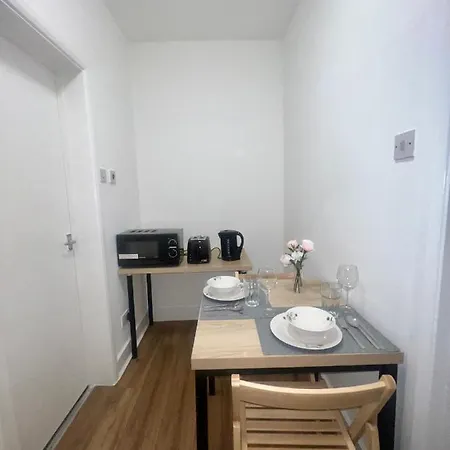 Leisure Studio Flat In Golders *