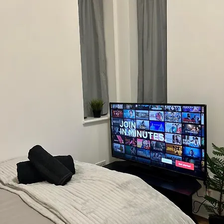 Leisure Studio Flat In Golders * London