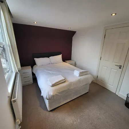 Apartment Large 4 Bedroom House In