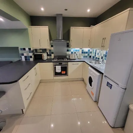 Apartment Large 4 Bedroom House In London