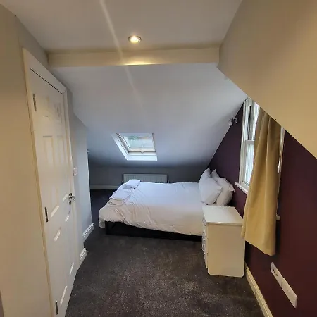Large 4 Bedroom House In Apartment