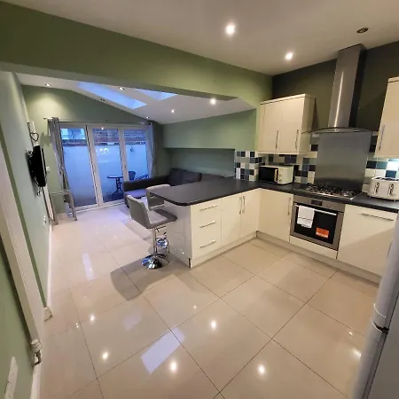 Large 4 Bedroom House In London