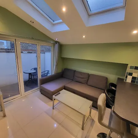 Large 4 Bedroom House In Apartment *