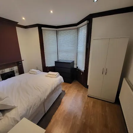 Apartment Large 4 Bedroom House In *