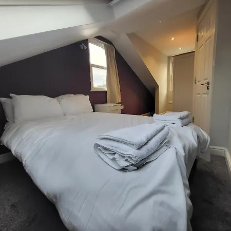 Large 4 Bedroom House In * London