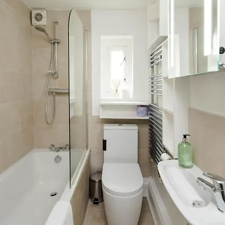 Beautiful Designer Flat In Maida Vale, Sleeps 4 * London