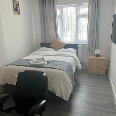 Captivating 2-bed In Apartment Ilford
