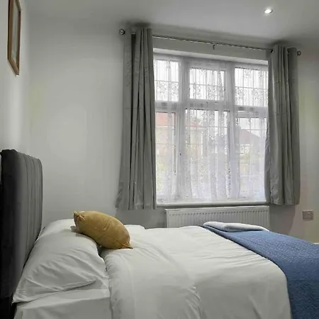 Inviting 2-bed In Apartment Ilford