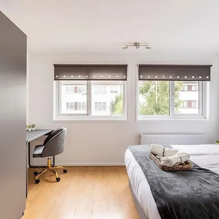 Modern & Cosy Flat In Apartment London