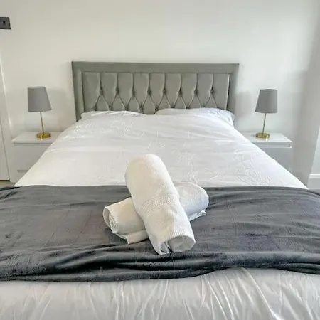 Comfortable In 3 Bed House London