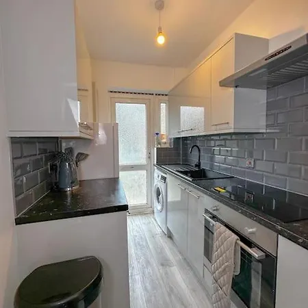 Comfortable In 3 Bed House Apartment *