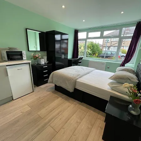 Guest house Letzi Premium Cozy Retreat Private En-suite Rooms, Heathrow Airport Hayes (Greater London)