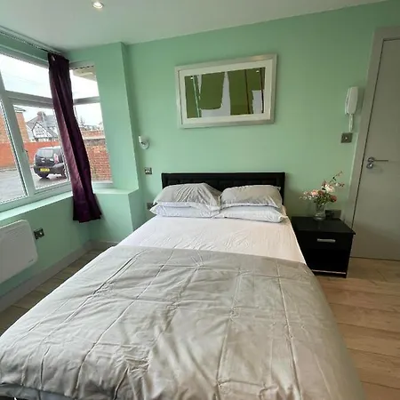 Letzi Premium Cozy Retreat Private En-suite Rooms, Heathrow Airport Guest house