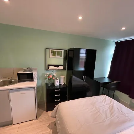 Guest house Letzi Premium Cozy Retreat Private En-suite Rooms, Heathrow Airport Hayes (Greater London)
