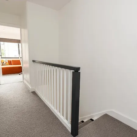 Altido Stunning 2 Bed House With Garden And Free Parking, Near Clapham Park Holiday home London