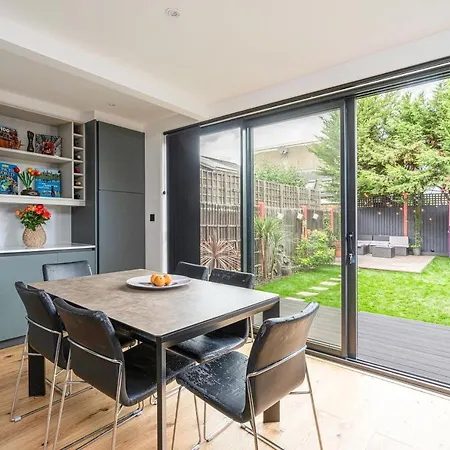 Altido Stunning 2 Bed House With Garden And Free Parking, Near Clapham Park Holiday home London