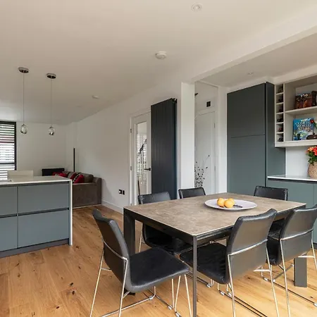 Altido Stunning 2 Bed House With Garden And Free Parking, Near Clapham Park *