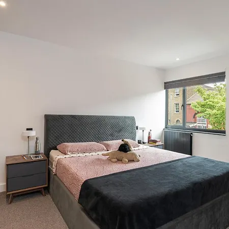 Holiday home Altido Stunning 2 Bed House With Garden And Free Parking, Near Clapham Park London