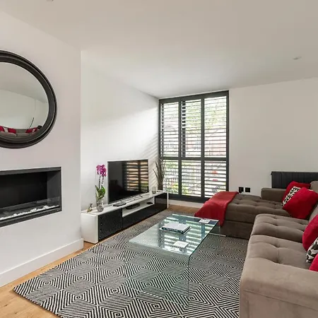 Holiday home Altido Stunning 2 Bed House With Garden And Free Parking, Near Clapham Park *