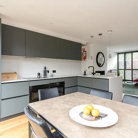 Altido Stunning 2 Bed House With Garden And Free Parking, Near Clapham Park Holiday home *