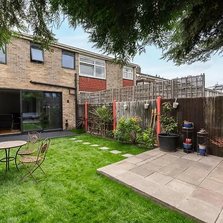 Altido Stunning 2 Bed House With Garden And Free Parking, Near Clapham Park * London