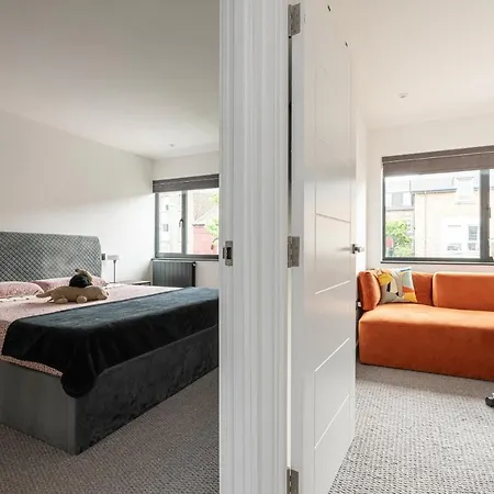 Altido Stunning 2 Bed House With Garden And Free Parking, Near Clapham Park London