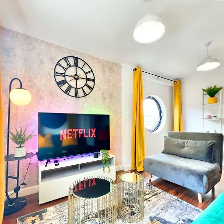 Weekly Or Monthly - Relocation & Business - 4 Guests - By Hofin Stays Short Lets & Serviced Apartment *