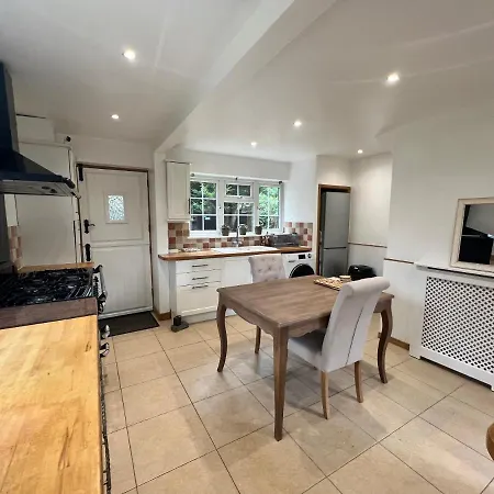 Beautiful For One Person - Free Netflix, Amazon Prime & Guest house Bromley