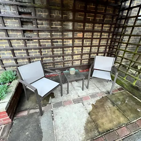 Guest house Beautiful For One Person - Free Netflix, Amazon Prime & *
