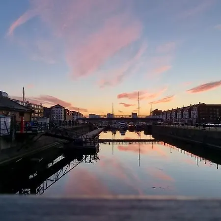 Two Stunning Bedrooms & Private Balcony & River View London