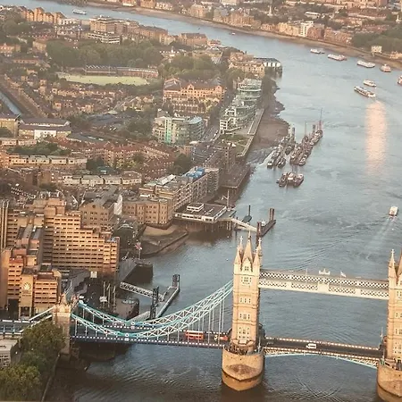 Homestay Two Stunning Bedrooms & Private Balcony & River View London