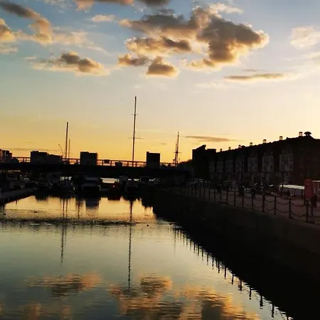 Homestay Two Stunning Bedrooms & Private Balcony & River View London