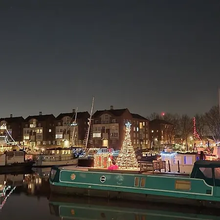 Two Stunning Bedrooms & Private Balcony & River View *