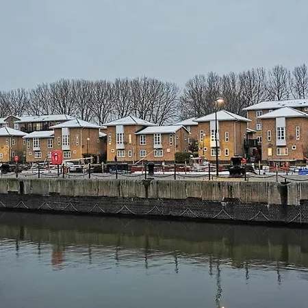 Two Stunning Bedrooms & Private Balcony & River View * Londres