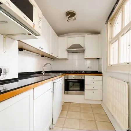2 Bedroom Flat In Diplomatic Enclave In Kensington Apartment London
