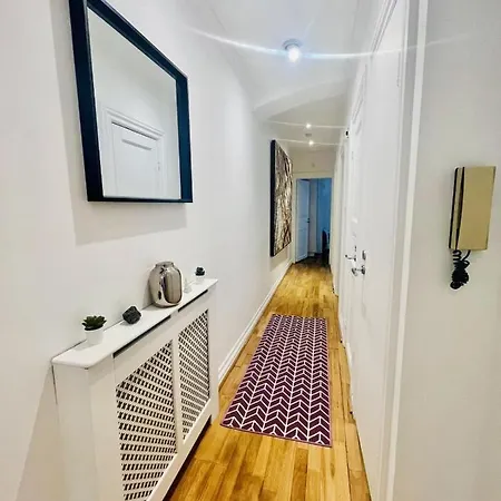 2 Bedroom Flat In Diplomatic Enclave In Kensington *