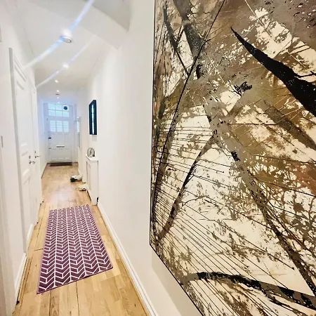 2 Bedroom Flat In Diplomatic Enclave In Kensington * London