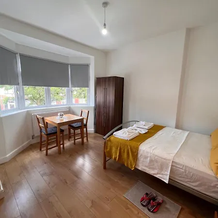 Gladstone Avenue Apartment