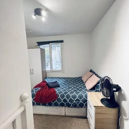 Apartment Lovely 1 Bed For 3 In Sb6 *