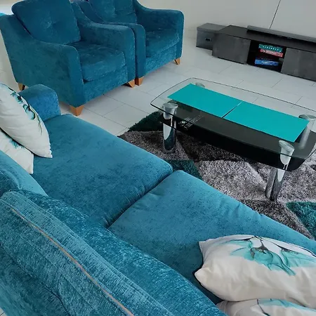 Beautiful House In Ruislip Guest house *