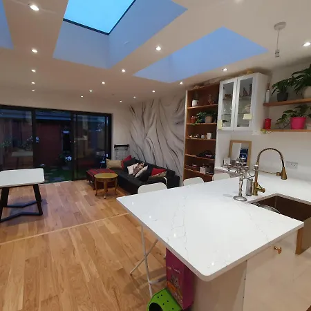 Homestay Beautiful Guest Rooms, Free Parking, 30min Heathrow, 40min Wembley, 60min London *