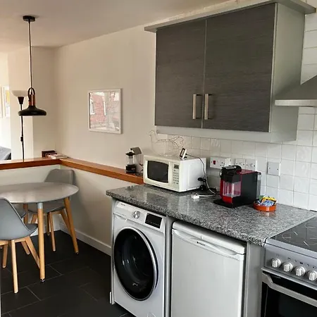 Apartment Lovely 2 Bedroom Flat In