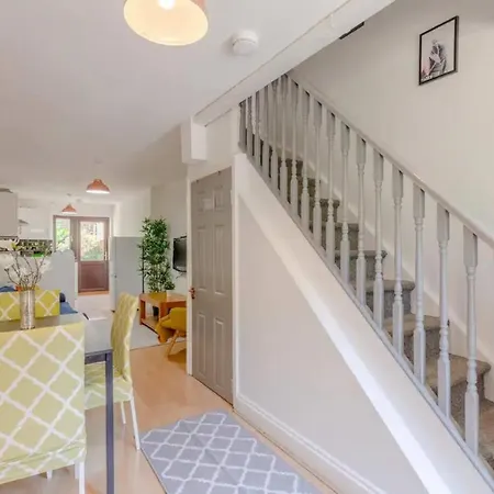 Bright 2 Bedroom House In Kennington London