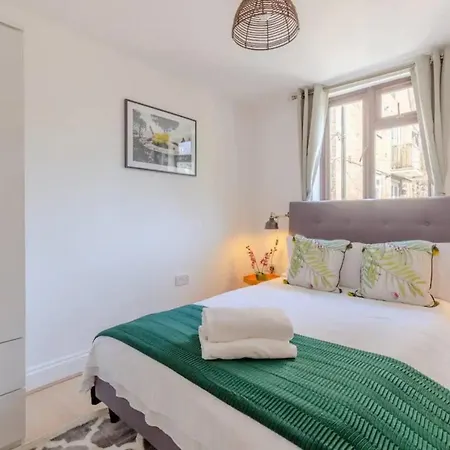 Bright 2 Bedroom House In Kennington Holiday home *