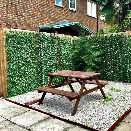 Bright 2 Bedroom House In Kennington London