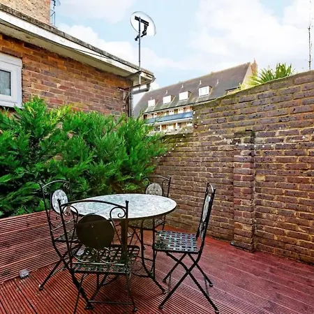 Bright 2 Bedroom House In Kennington London
