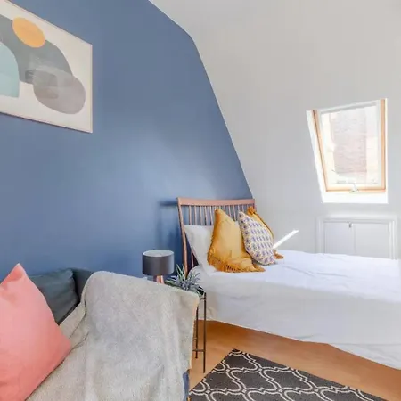 Bright 2 Bedroom House In Kennington London